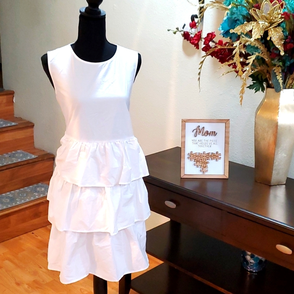 White sleeveless Ruffled dress